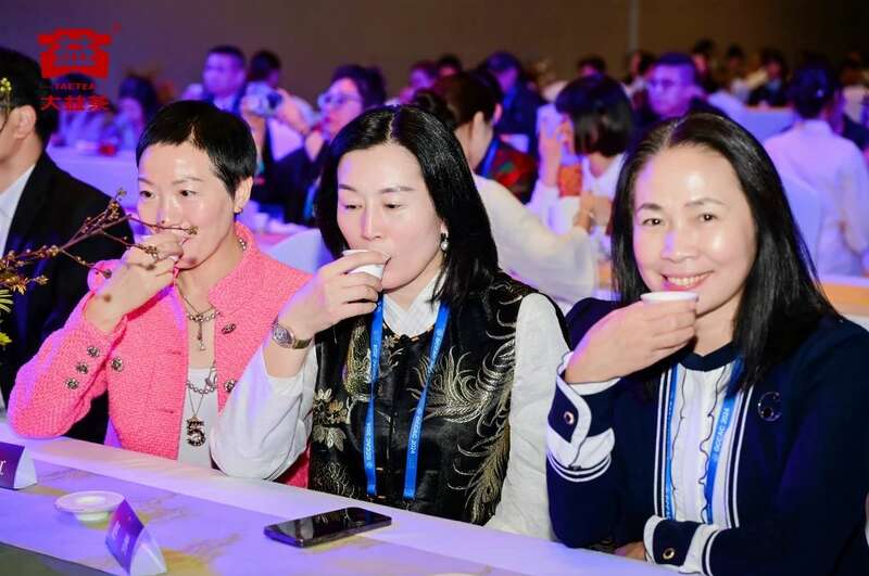 助力“一带一路”商协会大会 古树熟茶大益长城砖茶闪耀亮相 brand_alt_mark