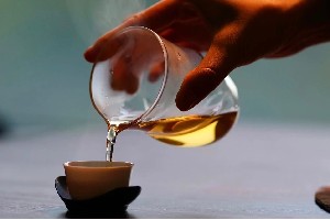 老茶客啜饮技巧:品茶层次与香气的奥秘 老茶客啜饮技巧:品茶层次与香气的奥秘
