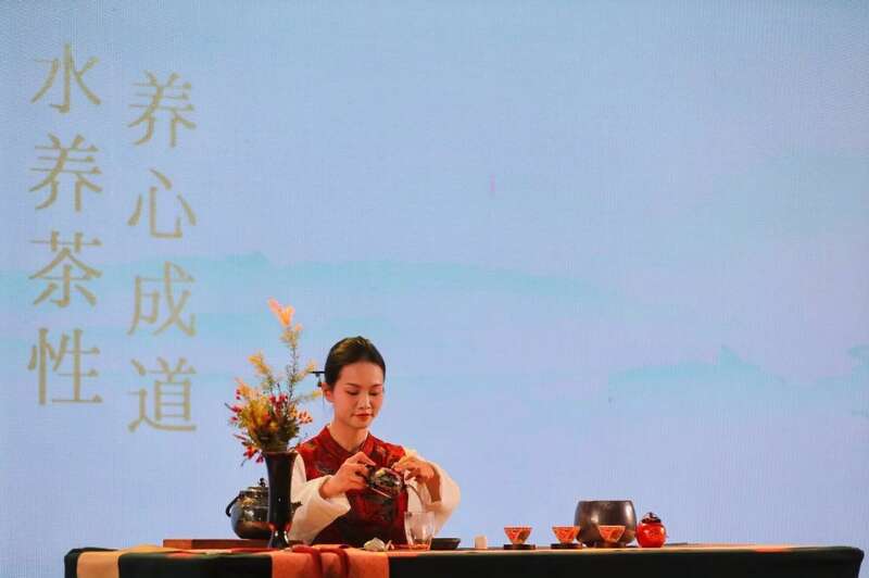 启天地,自成峰 大益蛇年生肖茶金蛇启天惊喜面世! brand_alt_mark