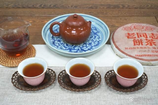 老同志彩版熟饼品鉴:经典普洱茶的口感与陈香 老同志彩版熟饼品鉴:经典普洱茶的口感与陈香
