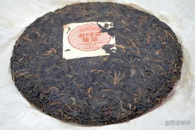 老同志彩版熟饼品鉴:经典普洱茶的口感与陈香 老同志彩版熟饼品鉴:经典普洱茶的口感与陈香