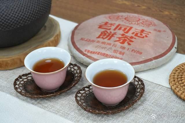 老同志彩版熟饼品鉴:经典普洱茶的口感与陈香 老同志彩版熟饼品鉴:经典普洱茶的口感与陈香