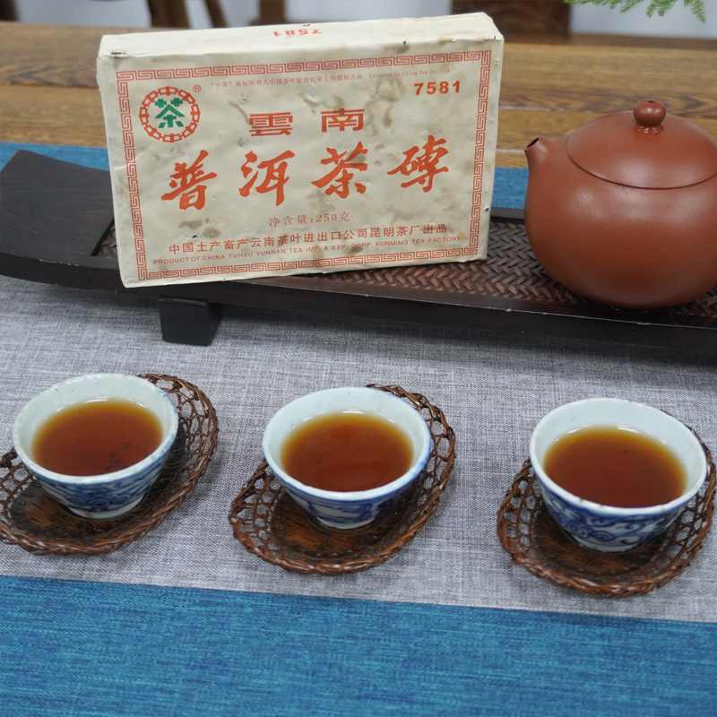 1993年7581镭射砖：熟茶之母的工艺革新与陈香魅力