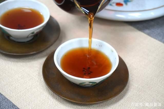 普洱茶熟茶怎么冲泡更好喝?以大益06年金孔雀为例,解析冲泡技巧 普洱茶熟茶怎么冲泡更好喝?以大益06年金孔雀为例,解析冲泡技巧