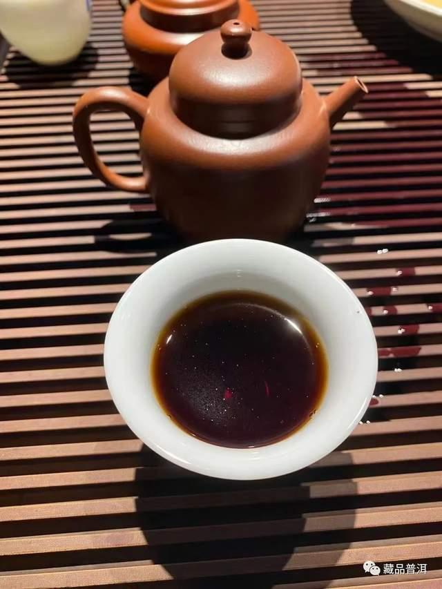 班章熟茶品质标杆小B堆解析与孔雀系列辨别